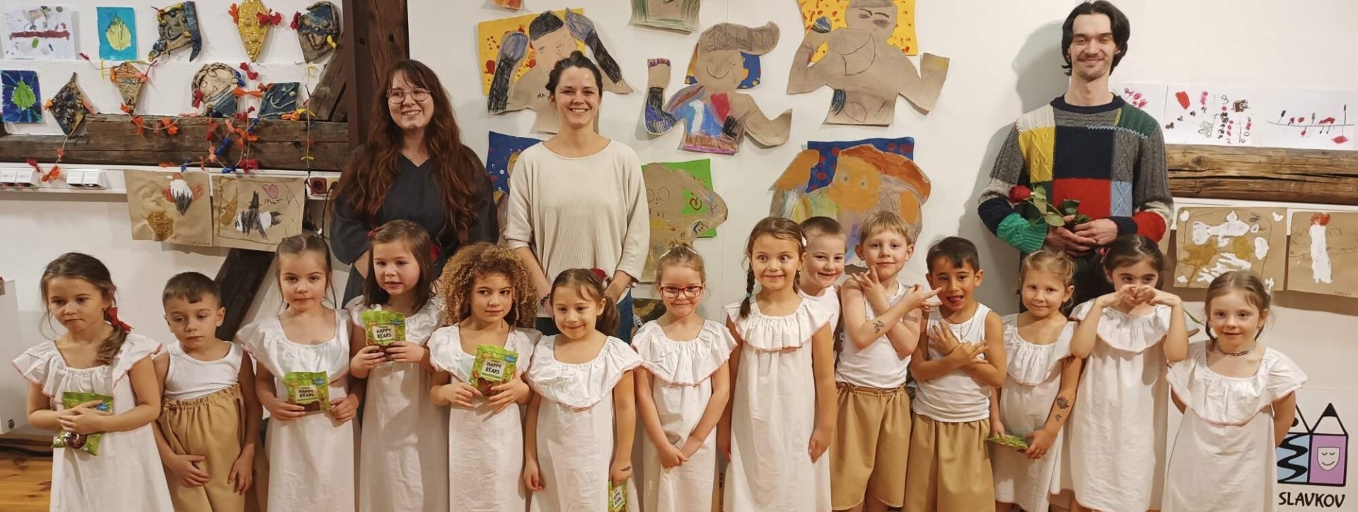 Žáci literárně-dramatického oboru v kostýmech se svými pedagogy.